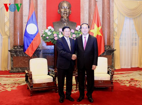 Para Pemimpin Vietnam menerima PM  Laos, Thongloun Sisoulith - ảnh 1