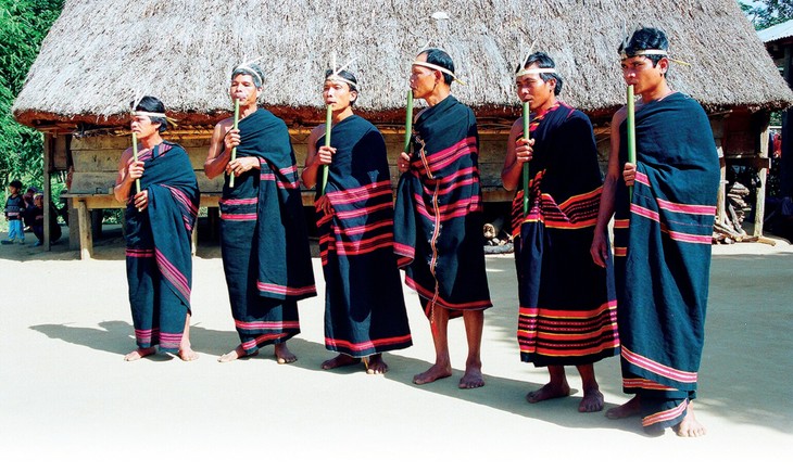 Seruling Dinh Tut - instrumen musik yang dibarengi dengan nyanyian rakyat dari warga etnis Gie Trieng - ảnh 1