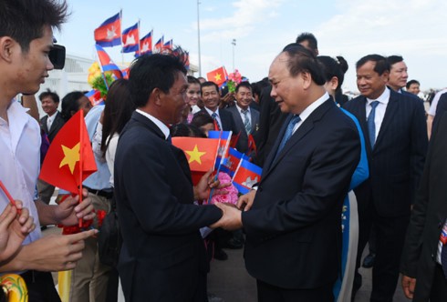 PM Nguyen Xuan Phuc tiba di Phnom Penh, memulai kunjungan resmi di Kerajaan Kamboja - ảnh 1