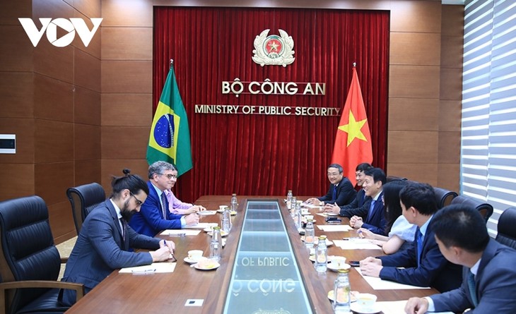 Le ministre de la Sécurité publique Luong Tam Quang reçoit l'ambassadeur du Brésil au Vietnam - ảnh 1