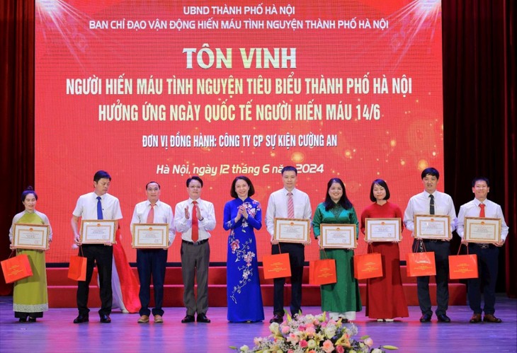 Hanoi honore ses citoyens pour leur contribution au don de sang  - ảnh 1