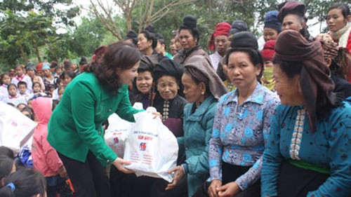 Во Вьетнаме проходят различные новогодние мероприятия для малоимущих людей - ảnh 1