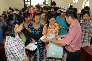Во Вьетнаме проходят различные новогодние мероприятия для малоимущих людей - ảnh 2