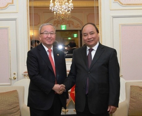 Вице-премьер СРВ Нгуен Суан Фук встретился со своим южнокорейским коллегой - ảnh 1