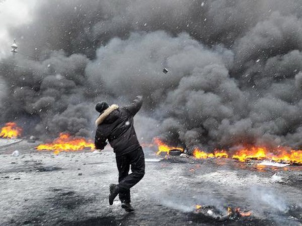 Президент Украины обязался не вводить режим чрезвычайного положения - ảnh 1