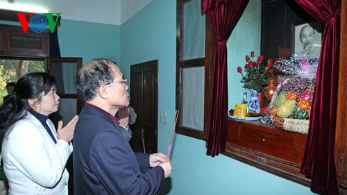 Председатель НС СРВ зажёг благовония для почтения памяти Хо Ши Мина - ảnh 1