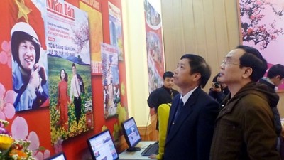 Во Вьетнаме открылись выставки новогодних номеров газет 2014 года - ảnh 1