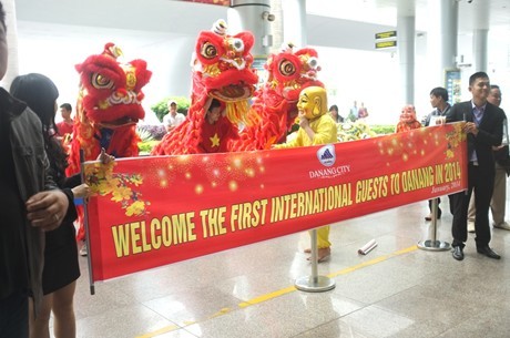 Первые иностранные туристы прибыли в город Дананг в новом году по лунному календарю - ảnh 1