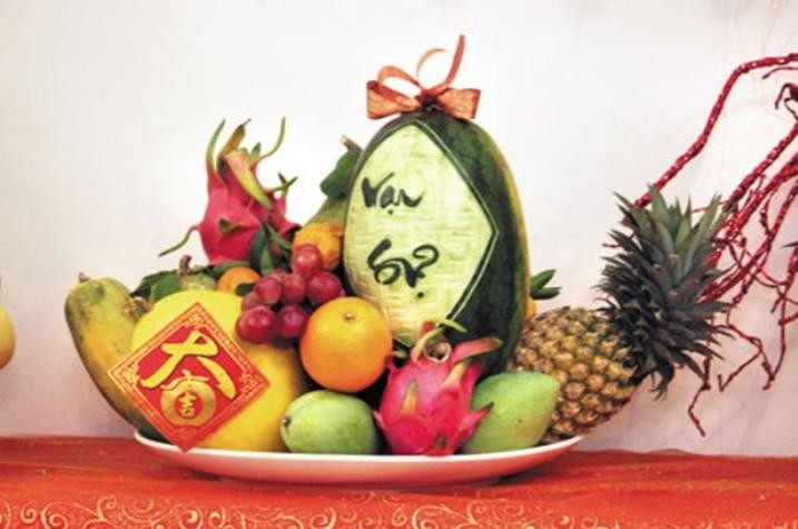 Новогодний поднос с пятью видами фруктов – специфическая черта вьетнамской культуры - ảnh 1