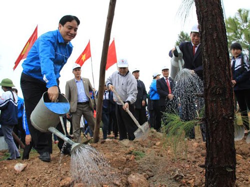 ЦК СКМ развернул праздник посадки деревьев за охрану окружающей среды - ảnh 1