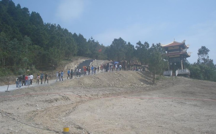 Десятки тысяч человек посетили могилу Во Нгуен Зяпа во время Тэта - ảnh 1