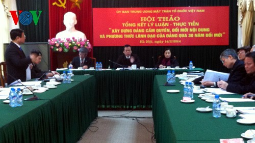 Обновление содержания и способов руководства Компартии Вьетнама за 30 лет обновления страны - ảnh 1