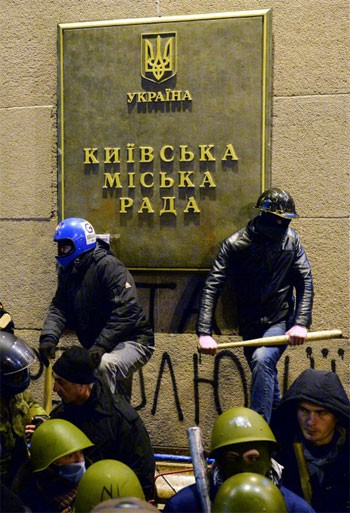 Закон об амнистии митингующих на Украине вступил в силу - ảnh 1