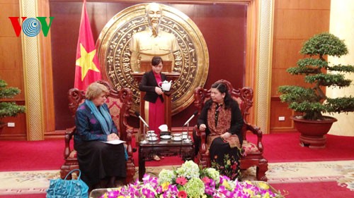 Зампредседателя НС СРВ Тонг Тхи Фонг приняла главу представительства ЮНИСЕФ во Вьетнаме - ảnh 1