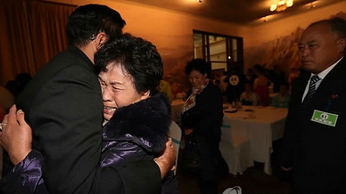 Более 100 южнокорейцев отправились в горы Кымгансан для встречи с роственниками - ảnh 1