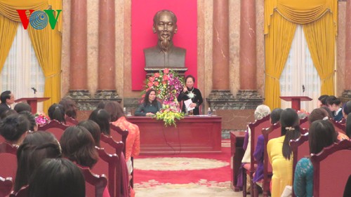 Вице-президент СРВ Нгуен Тхи Зоан приняла женскую делегацию ханойского уезда Данфыонг - ảnh 1