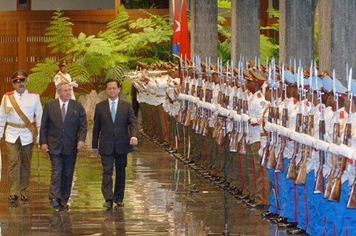 Премьер-министр СРВ Нгуен Тан Зунг провел переговоры с председателем Госсовета Кубы - ảnh 1