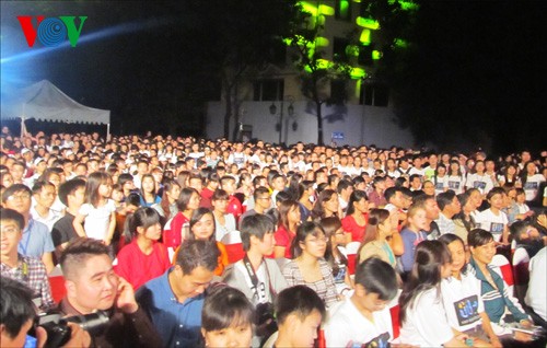 Фотографии с акции «Час Земли-2014» в Ханое - ảnh 14