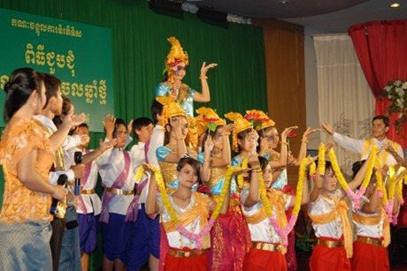 Комитет по вопросам Юго-Запада Вьетнама поздравил кхмеров с праздником Чол Чнам Тмей - ảnh 1