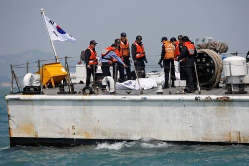 Не осталось надежды на спасение пассажиров затонувшего южнокорейского парома - ảnh 1