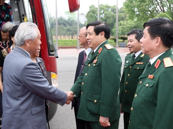Министр обороны Вьетнама принял делегацию родных бывших военных советников Китая - ảnh 1