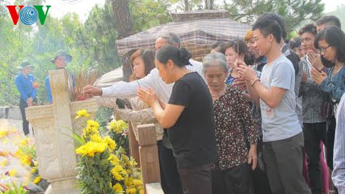 Многотысячная колонна посетила могилу генерала Во Нгуен Зяпа - ảnh 5