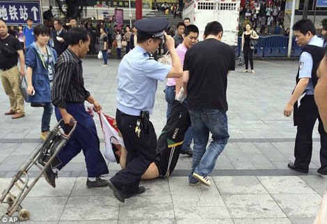 В Синьцзяне произошло новое нападение на полицейских - ảnh 1