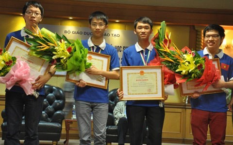 Вьетнам завоевал 6 серебряных медалей на Азиатской Олимпиаде по информатике 2014 - ảnh 1