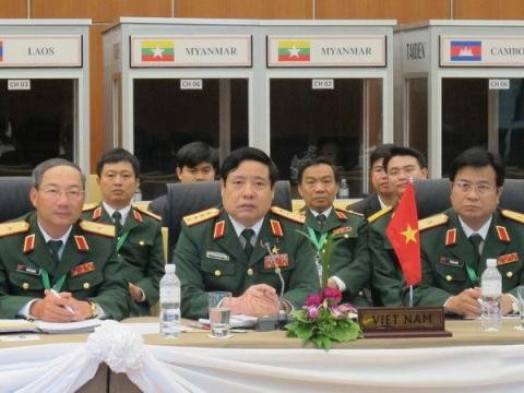Вьетнам участвует в совещании министров обороны стран АСЕАН - ảnh 1