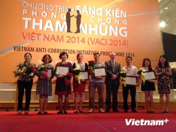 Вручены призы авторам 19 лучших проектов в программе антикоррупционных инициатив Вьетнама-2014 - ảnh 1
