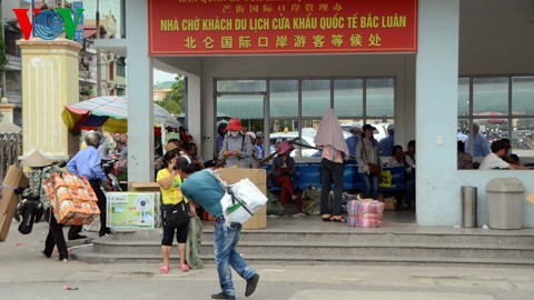 На вьетнамо-китайской границе поддерживаются тесные торговые и туристические связи - ảnh 3