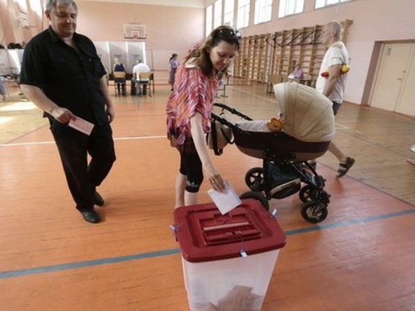 Избиратели 21-й страны ЕС проголосовали за кандидатов на пост депутатов в ЕП - ảnh 1
