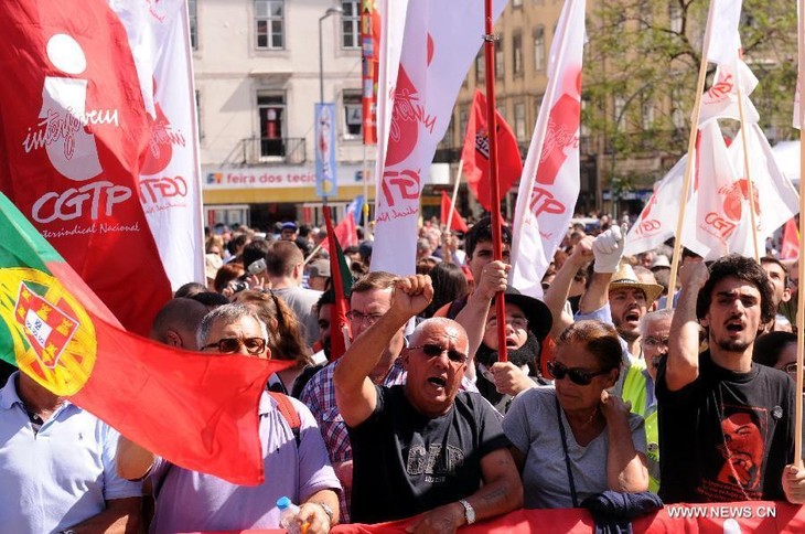 В Португалии прошли массовые акции протеста против политики «затягивания поясов» - ảnh 1