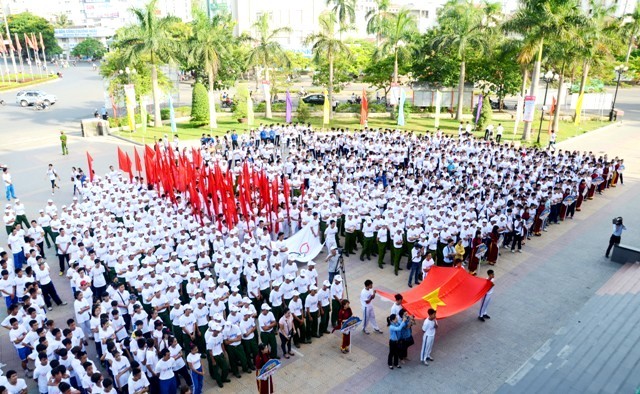 Более 2300 спортсменов приняли участие в Олимпийском дне Вьетнама-2014 - ảnh 1