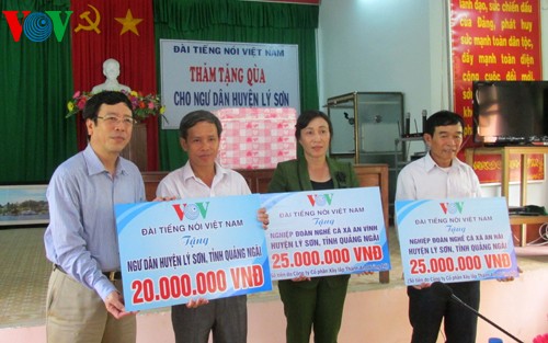 Руководители «Голоса Вьетнама» навестили рыбаков в островном уезде Лишон и вручили им подарки - ảnh 1