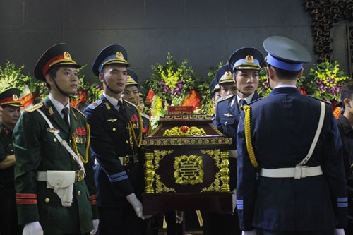 В Ханое прошла церемония прощания с офицерами и солдатами, погибшими при крушении вертолета - ảnh 2
