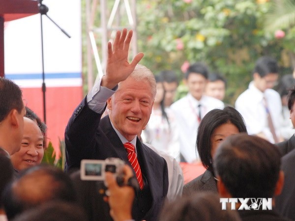 Во Вьетнаме с визитом находится экс-президент США Билл Клинтон - ảnh 1