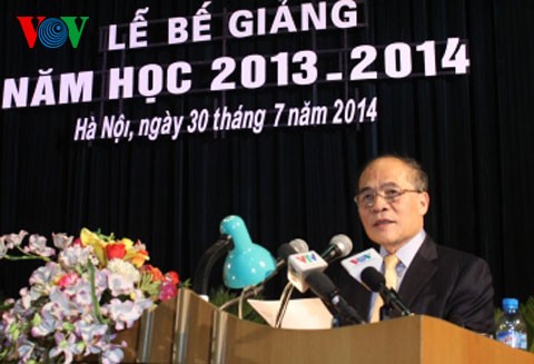 Спикер парламента Вьетнама принял участие в церемонии завершения учебного года в Академии обороны - ảnh 1