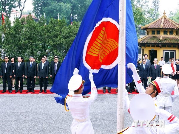 В Ханое прошла церемония поднятия флагов АСЕАН и Вьетнама - ảnh 1