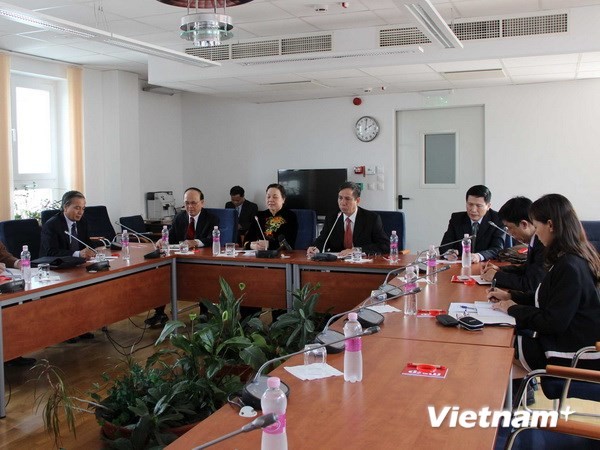 Делегация Компартии Вьетнама посещает европейские страны с визитом - ảnh 1