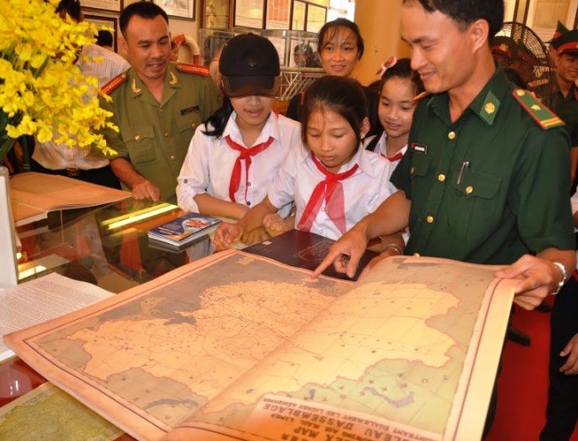 Открылась выставка карт и материалов, подтверждающих принадлежность Хоангша и Чыонгша к Вьетнаму - ảnh 1