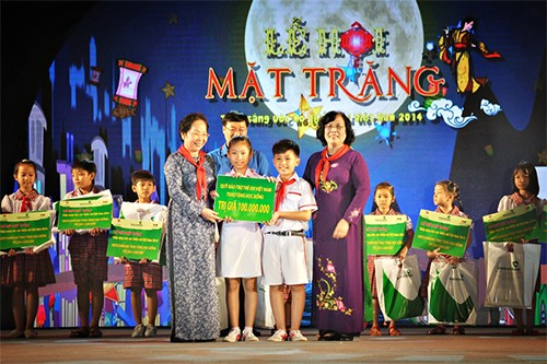 Во Вьетнаме проходят мероприятия для детей по случаю Праздника середины осени - ảnh 1