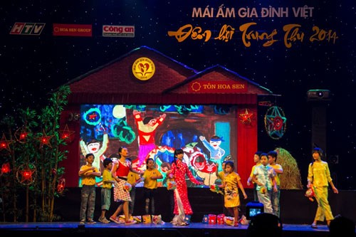 Во Вьетнаме проходят мероприятия для детей по случаю Праздника середины осени - ảnh 2