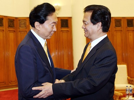 Премьер Вьетнама Нгуен Тан Зунг принял бывшего премьер-министра Японии - ảnh 1