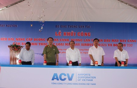 Нгуен Суан Фук принял участие в церемонии начала реконструкции аэропорта Плейку - ảnh 1
