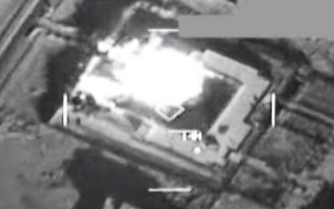 Международная коалиция по борьбе с ИГ нанесла авиаудары по нефтеперерабатывающим заводам в Сирии - ảnh 1
