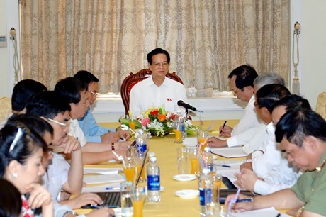 Премьер Вьетнама провел рабочую встречу с руководителями города Хайфон - ảnh 1