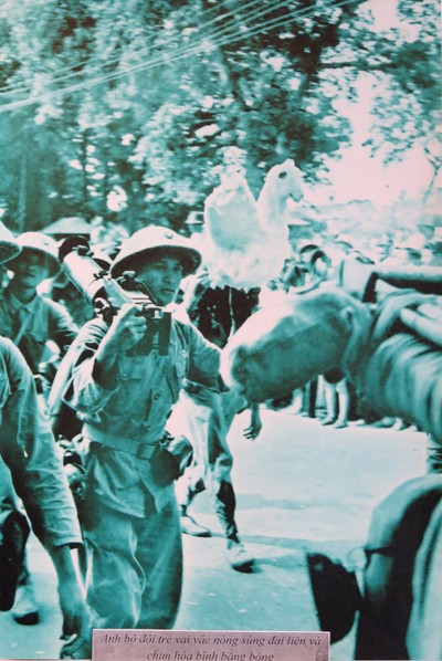 Незабываемые фотографии, снятые в День освобождения Ханоя - ảnh 12