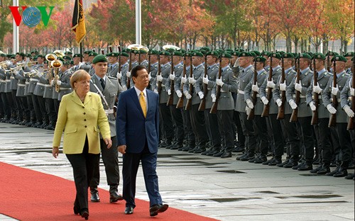 Премьер-министр СРВ Нгуен Тан Зунг провел переговоры с канцлером ФРГ Ангелой Меркель - ảnh 1