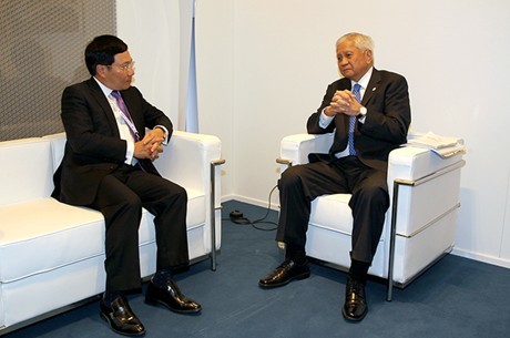 Вице-премьер, глава МИД СРВ провёл двусторонние встречи на полях саммита АСЕМ-10 - ảnh 1
